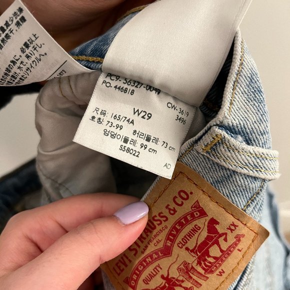 Distressed demin vintage levi shorts - Picture 3 of 3